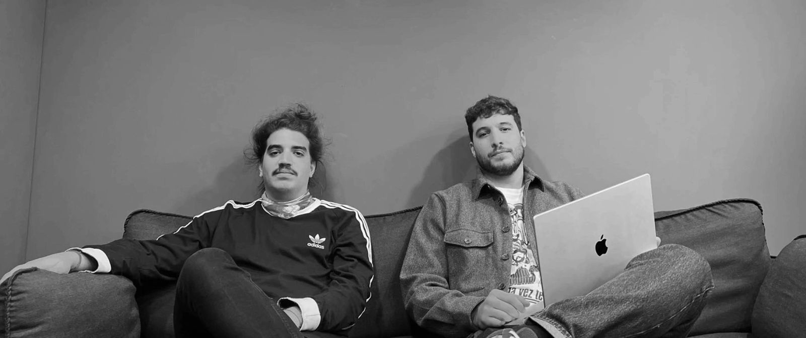 Leo y Teo en un sillón